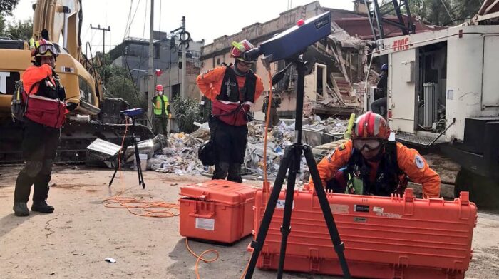 Equipo USAR del Cuerpo de Bomberos Quito durante sus labores de búsqueda y rescate en estructuras colapsadas en la colonia Roma, en el terremoto en México. Foto: Twitter Bomberos Quito