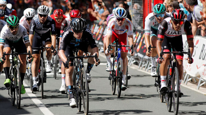 El ciclista colombiano Juan Sebastián Molano (der.), del equipo Emirates, logra la victoria en la segunda etapa de la XLIII edición de la Vuelta a Burgos el 4 de agosto del 2021. Foto: EFE