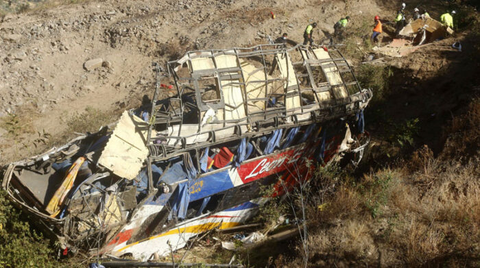 Las autoridades informaron que el bus que se accidentó y cayó a un río se dirigía a Lima. Foto: EFE