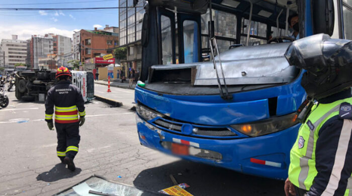 El parabrisas del bus se desprendió, tras el accidente. Foto: Galo Paguay/ EL COMERCIO