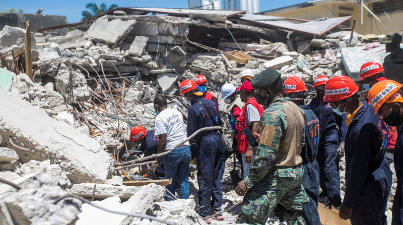 Rescatistas realizan la búsqueda de supervivientes entre los escombros del terremoto de Haití. Foto: EFE