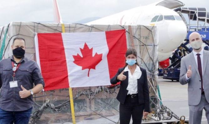 Las dosis fueron recibidas a pie de pista por Ruales, la embajadora canadiense Sylvie Bédard y otros altos funcionarios ecuatorianos. Foto: Twitter @Salud_Ec