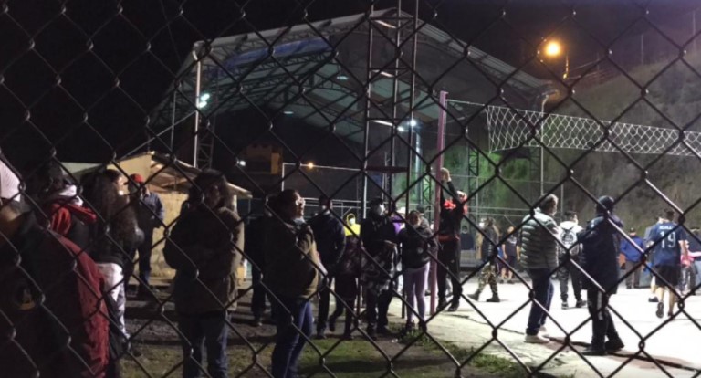 Las personas removieron las mallas deportivas y se retiraron de la cancha deportiva, tras el operativo de la Agencia de Control en Quito. Foto: Twitter AMC