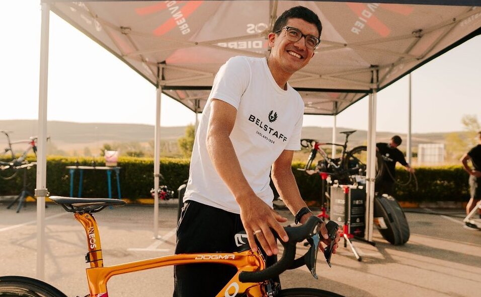 Richard Carapaz posa alegremente con su nueva bicicleta dorada. Foto: Facebook Richard Carapaz