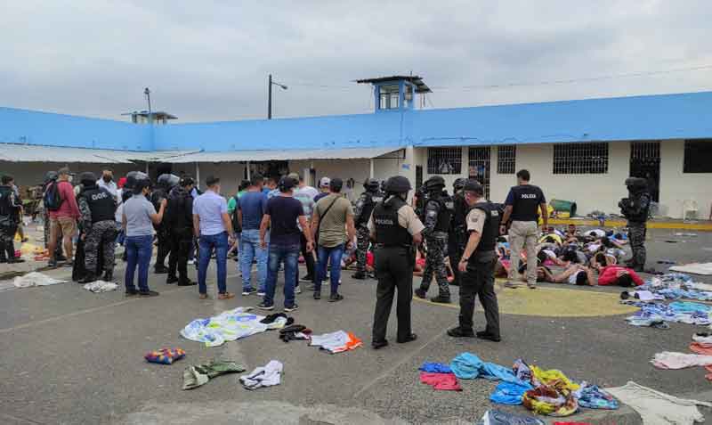 120 policías realizaron inspecciones en la cárcel de Quevedo, tras seis asesinatos. Foto: Policía