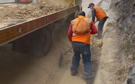 Trabajadores de la Prefectura removieron los escombros que cayeron en el derrumbe en El Trébol, centro de Quito. Foto: Twitter Prefectura de Pichincha