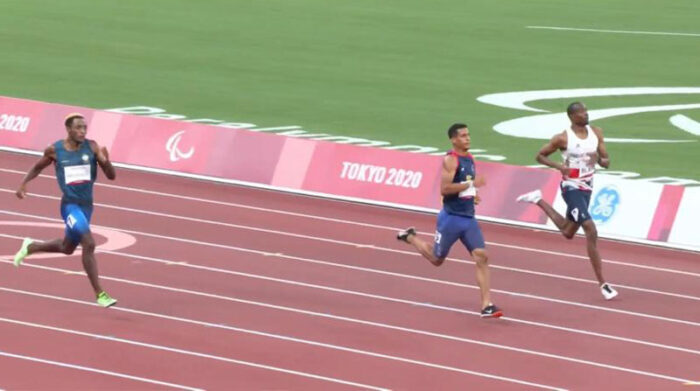 Damián Carcelén (izq.), durante la ronda de clasificación de los 400 m en Tokio 2020. Foto: captura de pantalla