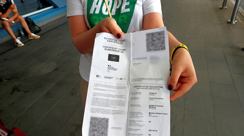 Las personas deberán presentar el certificado de vacunación o una prueba negativa de covid-19 en Eslovenia para circular en ese país. Foto: EFE