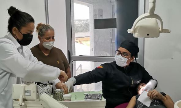 Como parte de la atención médica se brindó el servicio de odontología. Foto: Cortesía Municipio de Chone