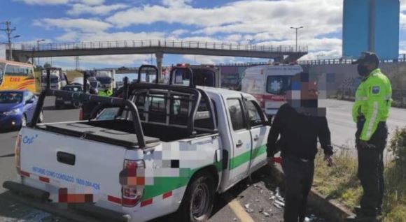Cuatro personas quedaron heridas tras el accidente entre un auto y una camioneta en la avenida Simón Bolívar, en el sector de Santa Rosa, al sur de Quito, el sábado 7 de agosto. Foto: Bomberos Mejía