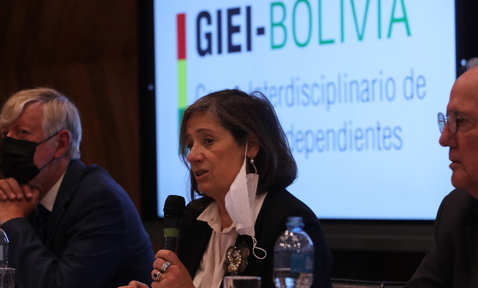 La argentina Patricia Tappatá (c), Juan Méndez (d) y el británico Julian Burger (i), del grupo de expertos enviado a Bolivia por la CIDH, durante una conferencia de prensa, este martes 17 de agosto en La Paz (Bolivia). Foto: EFE