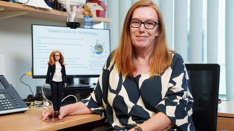 Barbie rindió homenaje a la científica Sarah Gilbert, con una muñeca que conmemora a la creadora de la vacuna de Oxford-Astrazeneca contra el covid-19. Foto: EFE