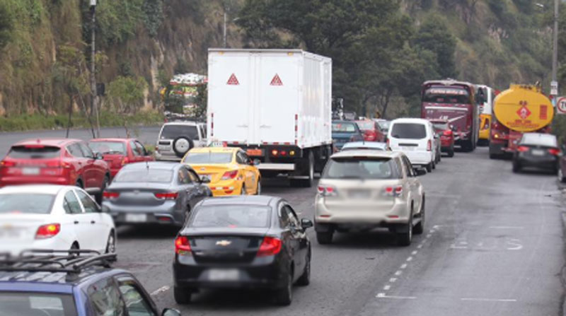 En Quito, los agentes de tránsito controlarán que se cumpla la medida Hoy no circula, durante la semana del inicio a clases. Foto: Julio Estrella/ EL COMERCIO