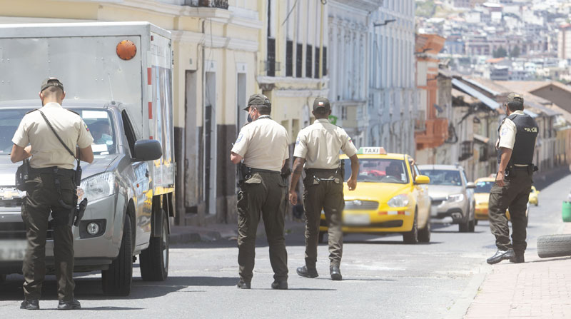 En Quito, la Policía Nacional y los agentes de la AMT realizan operativos en las vías de la ciudad. Foto: Diego Pallero/ EL COMERCIO