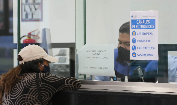 Los usuarios de CNT tienen 24 entidades habilitadas para pagar sus facturas. Foto: Vicente Costales / EL COMERCIO