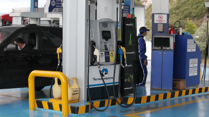 El precios de la gasolina extra queda fijado en USD 2,55 por galón. Foto: Archivo / EL COMERCIO