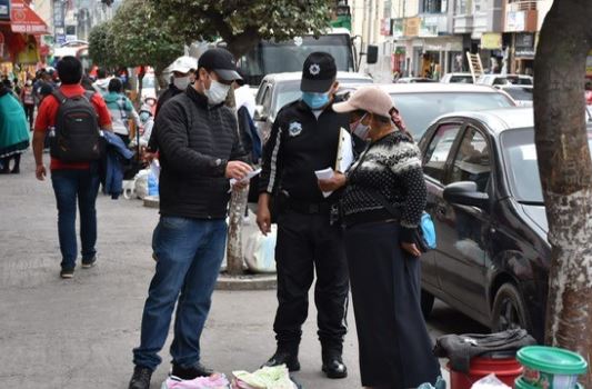 Los agentes del control municipal entregaron convocatorias a los comerciantes informales para la mesa de diálogo. Foto: Municipio de Otavalo