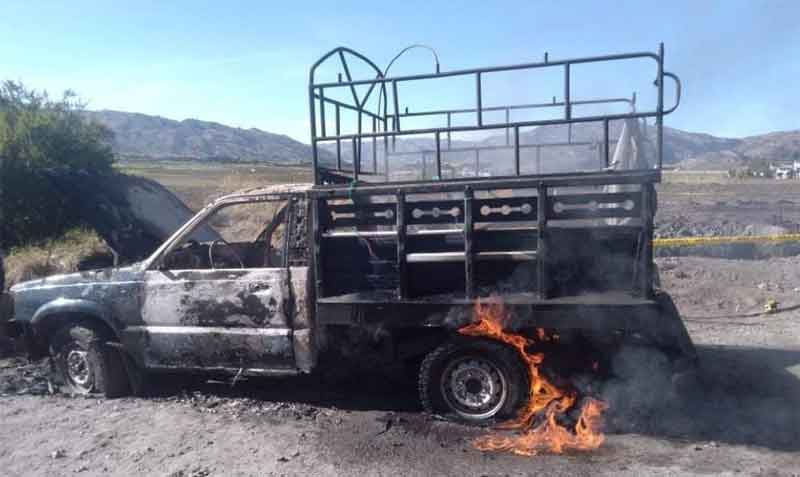 La camioneta en que se transportaban las dos cabezas de ganado fue incendiada. Foto: cortesía Subzona de Policía de Cotopaxi