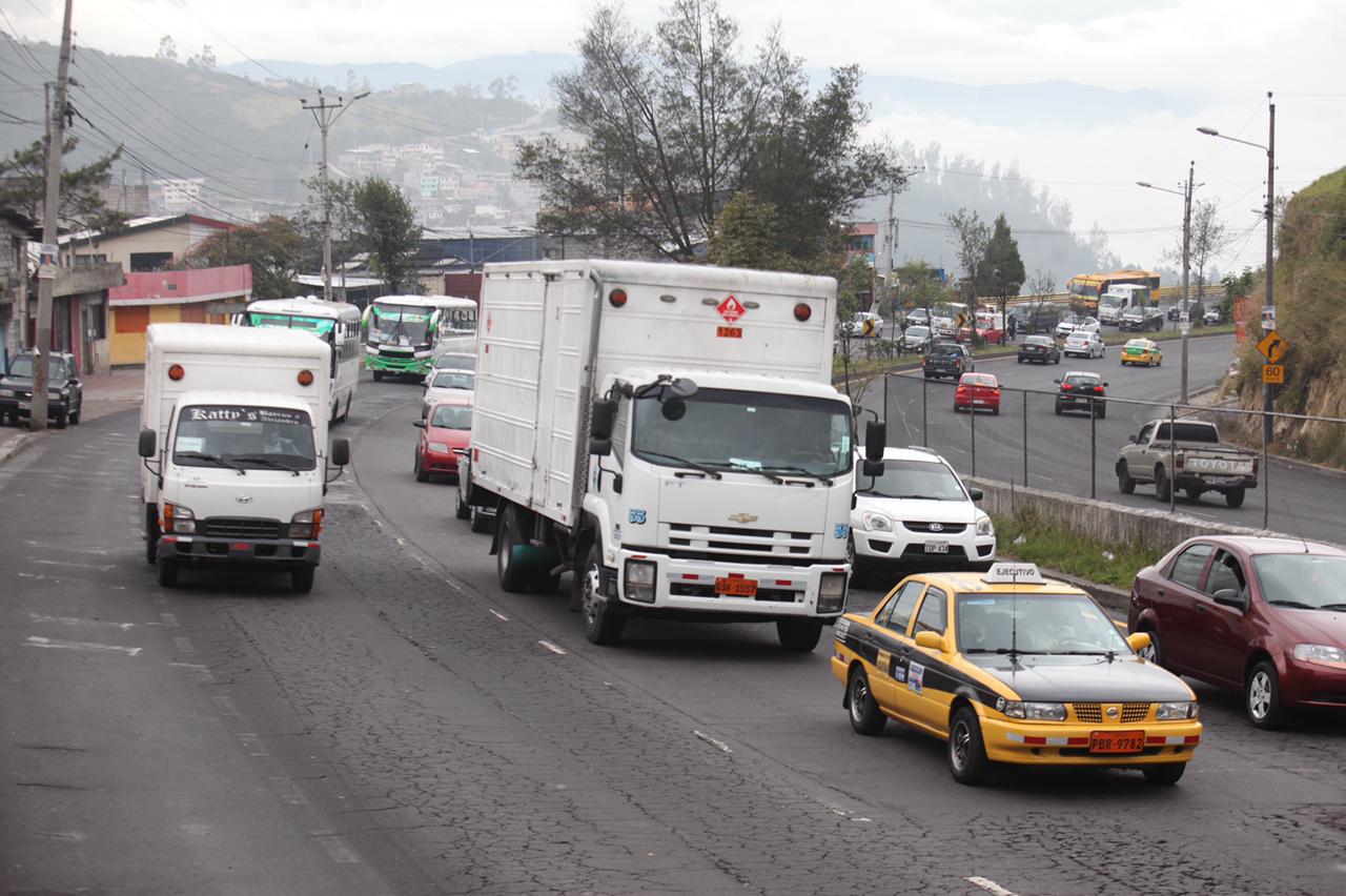Debido a los accidentes, los conductores tuvieron dificultades para movilizarse en la av. Simón Bolívar. Foto: Julio Estrella/ EL COMERCIO