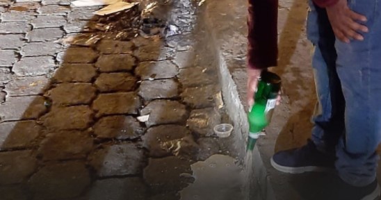 Los agentes arrojaron el licor que fue decomisado a los libadores en Quito, durante operativos contra fiestas clandestinas y aglomeraciones. Foto: Twitter AMC