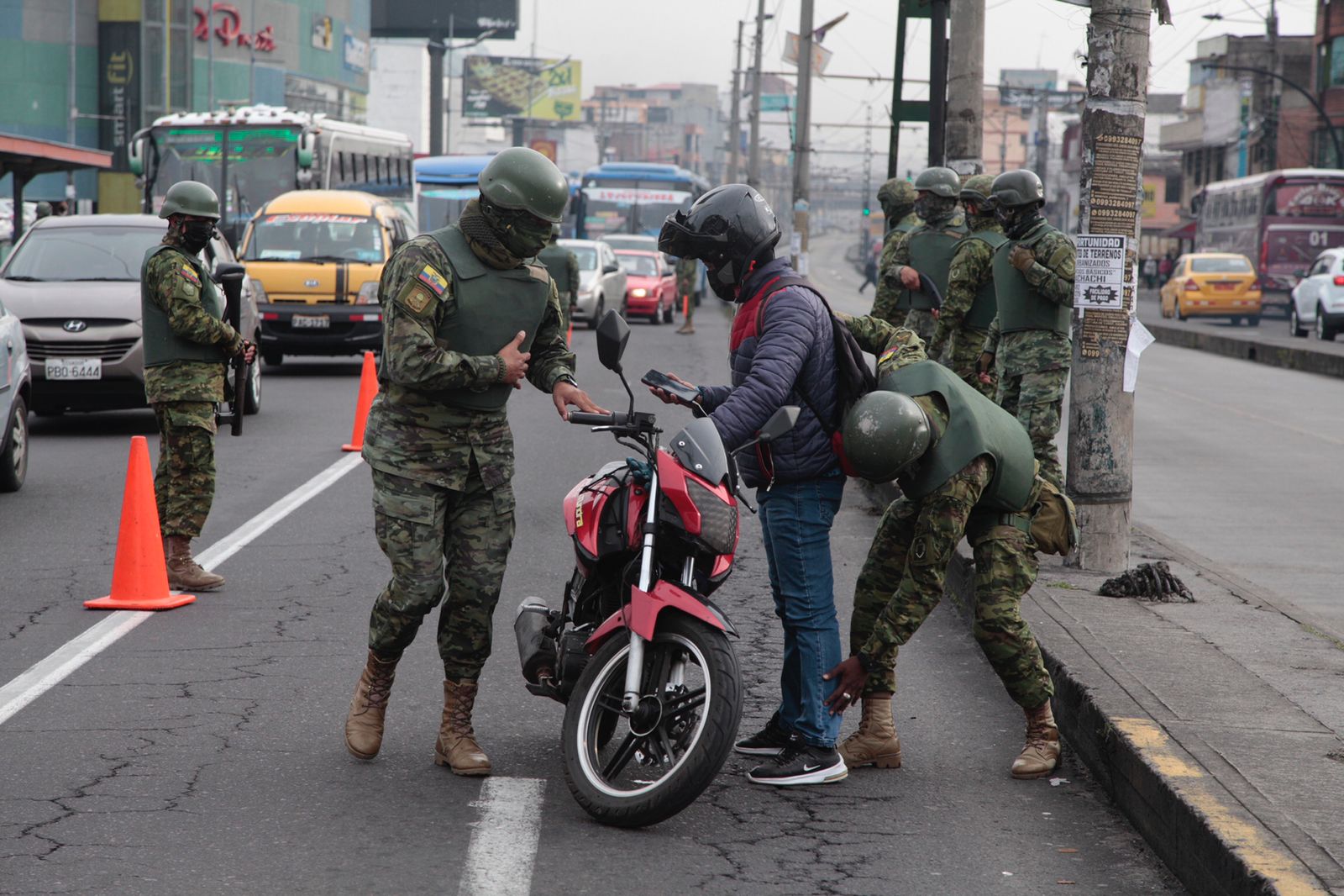 Los controles de los militares en Quito se efectúan de forma aleatoria. Foto: Galo Paguay/ EL