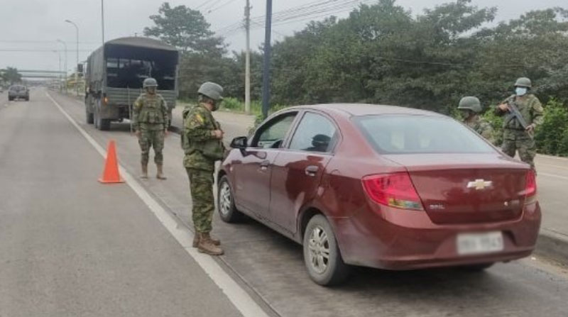 Los militares realizaron distintos controles en diferentes vías del país. Foto: Twitter FFAA Ecuador