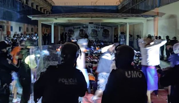 El operativo de seguridad se realizó durante la mañana de este viernes 6 de agosto. Foto: Twitter @PoliciaEcuador