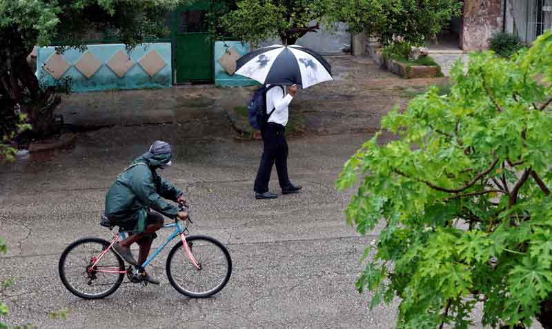 En La Habana, a unos cien kilómetros del ojo del ciclón, se produjeron lluvias intensas con fuertes rachas de viento. Foto: EFE