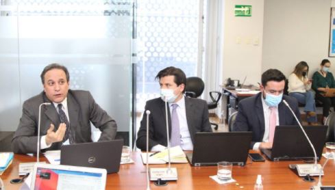 El ministro de Economía, Simón Cueva (izq.), durante su comparecencia ante la Comisión de Régimen Económico de la Asamblea Nacional. Foto: Twitter @AsambleaEcudor