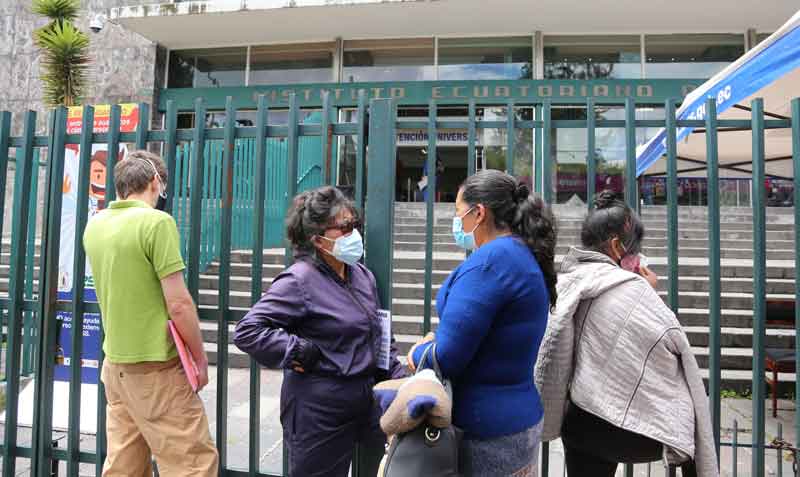 Afiliados hacen fila para recibir atención en las oficinas principales del Seguro Social, ubicadas en el norte de Quito. Foto: Vicente Costales / EL COMERCIO