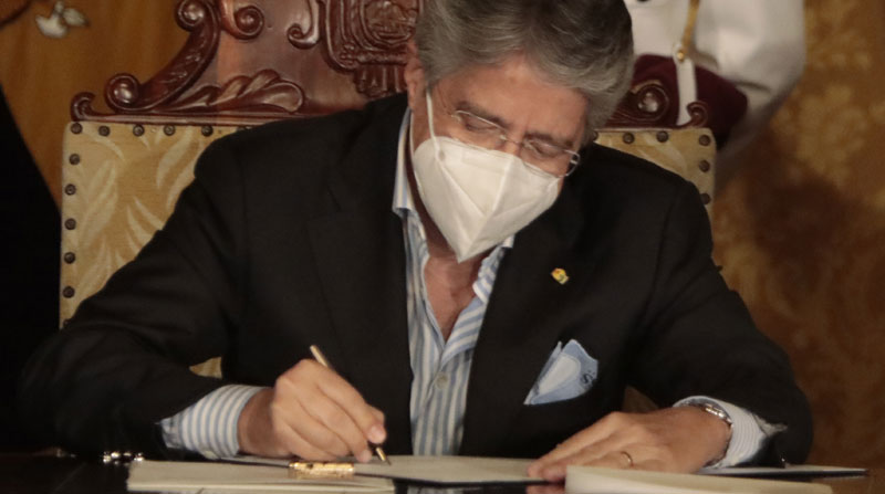 El Presidente firmó los decretos en los que designó a cinco nuevos embajadores de Ecuador. Foto: Flickr Presidencia de Ecuador
