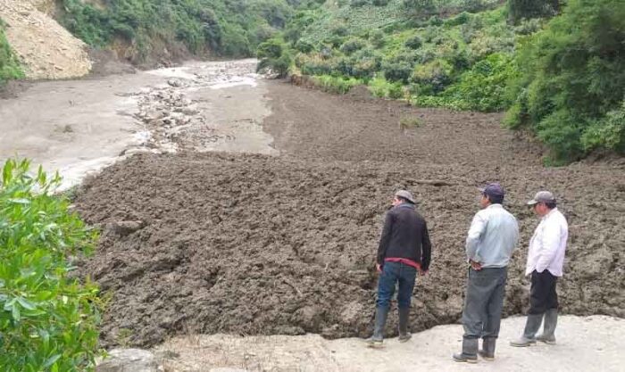 Según un reporte del ECU 911 de Tulcán se produjo un desbordamiento del río El Carmen y un aluvión, en el sector de la vía de ingreso a Monte Olivo. Foto: cortesía