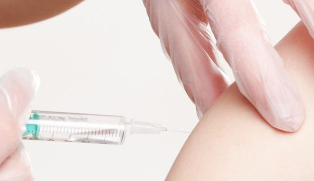 Imagen referencial. Emiratos Árabes Unidos vacunará a los menores de edad con base a los resultados de estudios clínicos y una evaluación rigurosa. Foto: Pixabay