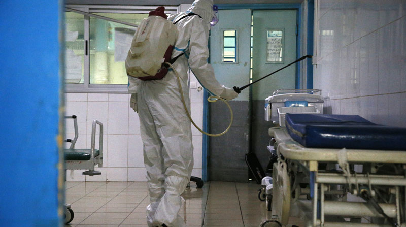 Trabajadores realizan la desinfección de zonas en donde estuvieron las personas que han sido detectadas como infectadas con el virus del ébola en Costa de Marfil. Foto: EFE