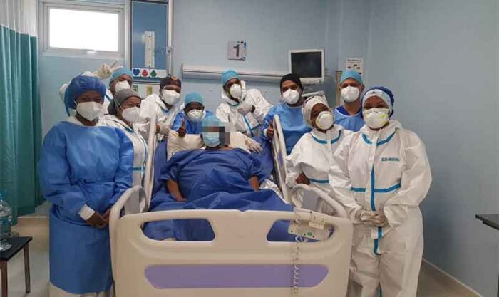 Una paciente fue dada de alta en el hospital Delfina Torres de Concha de Esmeraldas, el miércoles 25 de agosto de 2021. Foto: cortesía