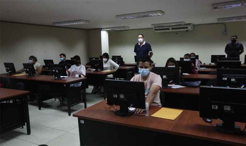 Jóvenes rindieron el Test Transformar en la Universidad de Guayaquil, una de las sedes del examen. Foto: Enrique Pesantes / EL COMERCIO