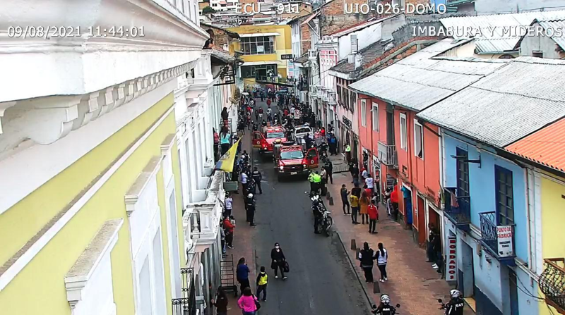 La emergencia generó inquietud en los vecinos de la estrecha calle, en una zona de alto tráfico vehicular y peatonal, debido a encontrarse en una zona tradicional de comercio en Quito. Foto: Cortesía del ECU 911