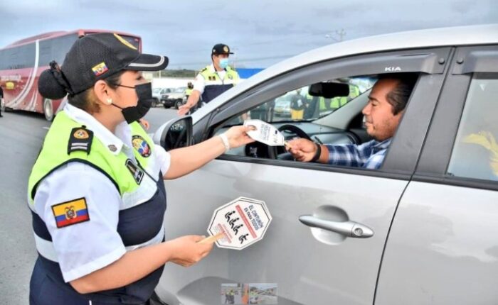 Agentes de tránsito controlan la llegada de los turistas a las playas de Santa Elena. Foto: Cortesía