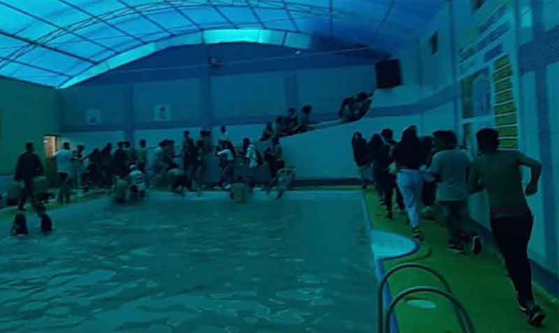 250 jóvenes se encontraban en una fiesta organizada en una piscina de Chilibulo, sur de Quito. Foto: Twitter AMC