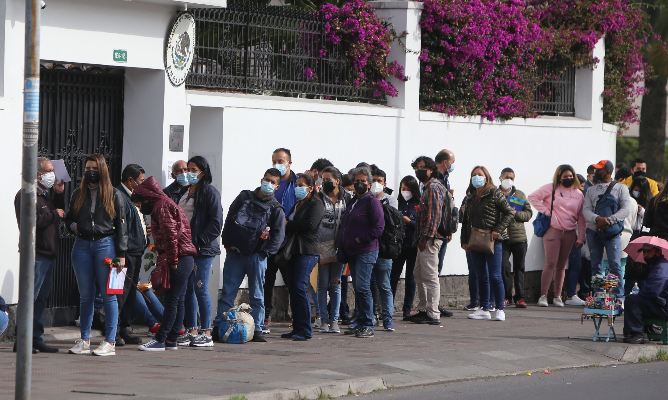Centenares de personas hicieron fila el viernes 27 de agosto a las afueras de la Embajada mexicana. Foto: Vicente Costales / EL COMERCIO