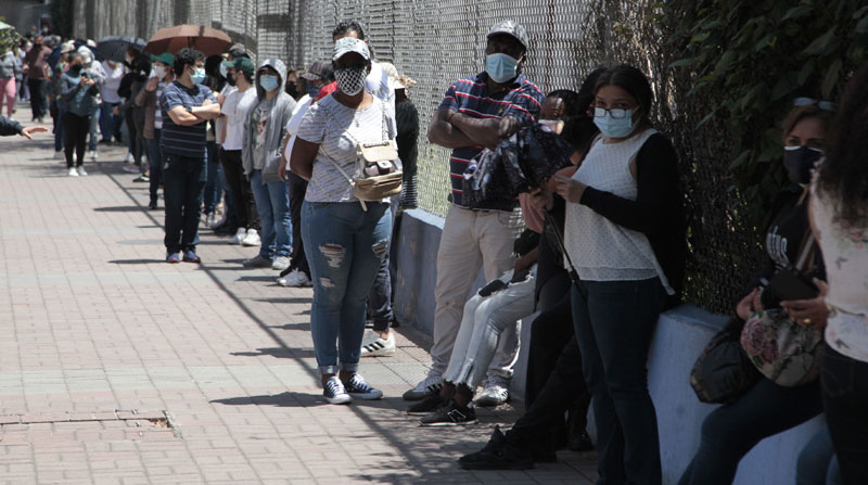 Las filas de personas que acudieron a recibir la vacuna contra el covid-19 rodearon los exteriores del Colegio Benalcázar, en el norte de Quito. Foto: Galo Paguay/ EL COMERCIO
