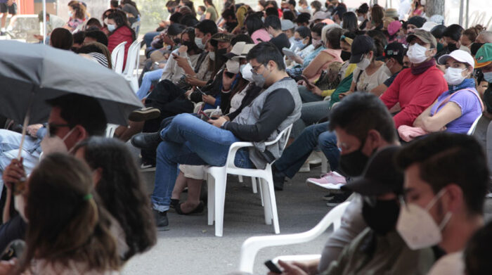 Gran cantidad de ciudadanos, que acudieron a vacunarse, esperaron su turno debajo de carpas para protegerse del fuerte sol en Quito. Foto: Galo Paguay/ EL COMERCIO