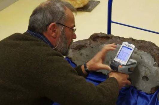 Albert Jambon realiza un análisis químico a varios objetos de la Edad de Bronce. Foto: Albert Jambon