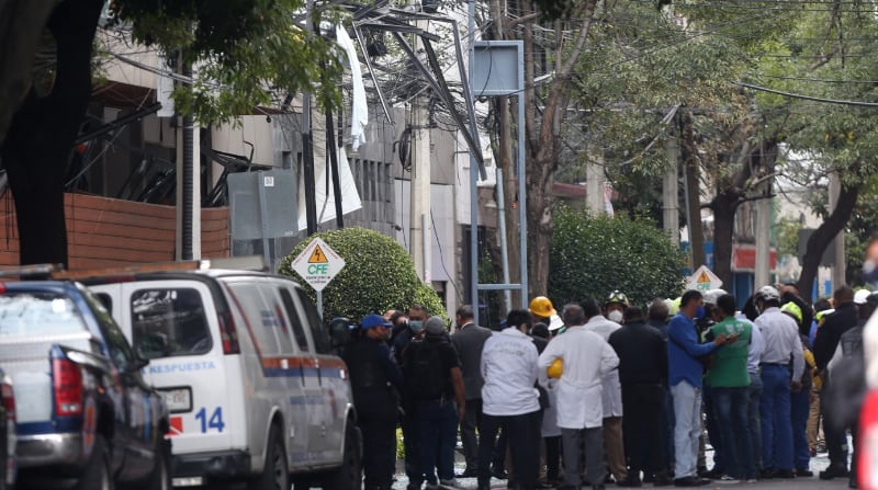 Personal de la Secretaria de Gestión Integral de Riesgos y Protección Civil este 16 de agosto del 2021 en la zona donde ocurrió una explosión por fuga de gas en un edificio de Ciudad de México. Foto: EFE