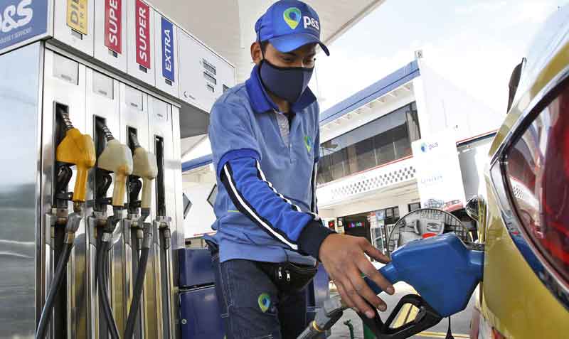 El sistema de bandas establece un ajuste de precios en los combustibles cada mes hacia arriba o hacia abajo. Foto: archivo / EL COMERCIO