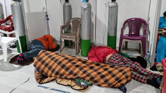Médicos del hospital Parque de la Industria, en Ciudad de Guatemala, denunciaron que hay pacientes en el área observación que están en el suelo, pues el área cuenta con sillas plásticas para los enfermos, pero estos no aguantan estar sentados y se acomodan en el piso. Foto: Twitter @ManniGT