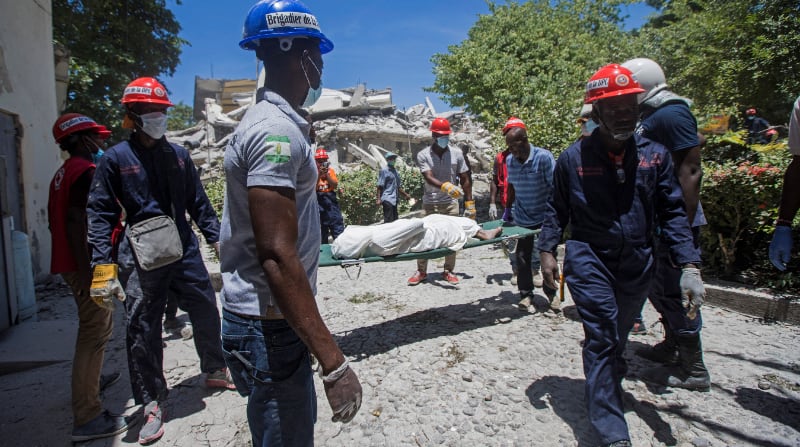 Personal realiza trabajos de remoción de escombros, búsqueda y rescate tras el terremoto registrado en Haití, en Les Cayes (Haití). Foto: EFE