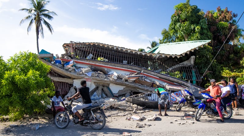 Grupo de personas observan los efectos del terremoto de magnitud 7.2 grados este 15 de agosto del 2021, en Los Cayos (Haití). El terremoto se registró a las 08:29 hora local (07:29 en Ecuador) al noreste de Saint-Louis du Sud, en el sur de Haití. Foto: EFE