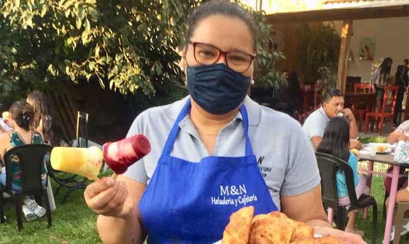 Pilar Delgado, propietaria de la heladería y cafetería M&N, de Caranqui, ofrece los helados de crema con pan de leche. Su local es uno de los que aún mantiene la tradición. Foto: EL COMERCIO