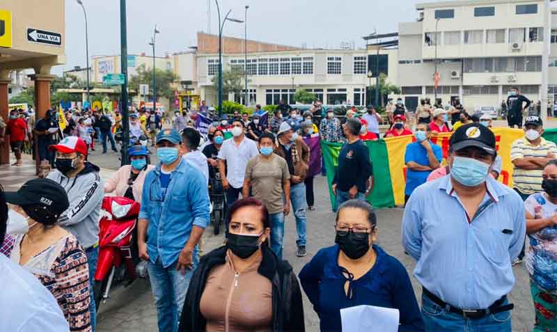 Las marchas de protesta iniciaron la mañana de este lunes en el centro del cantón de Huaquillas, en la frontera sur con Perú, y se tomaron con barricadas vías de acceso y de comunicación con otros cantones. Foto: cortesía